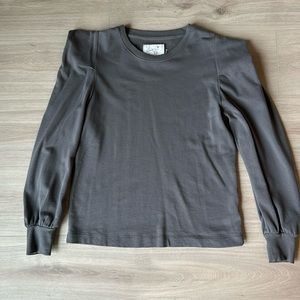 Long sleeve with puffed shoulders